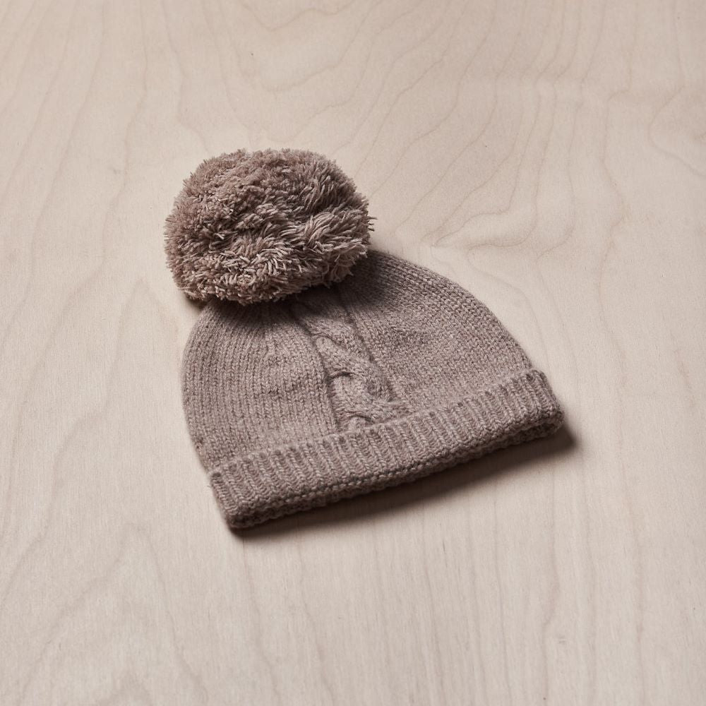 Gorro com pompom tricotado em lã | LOVE IN WINTER DAYS - Wedoble