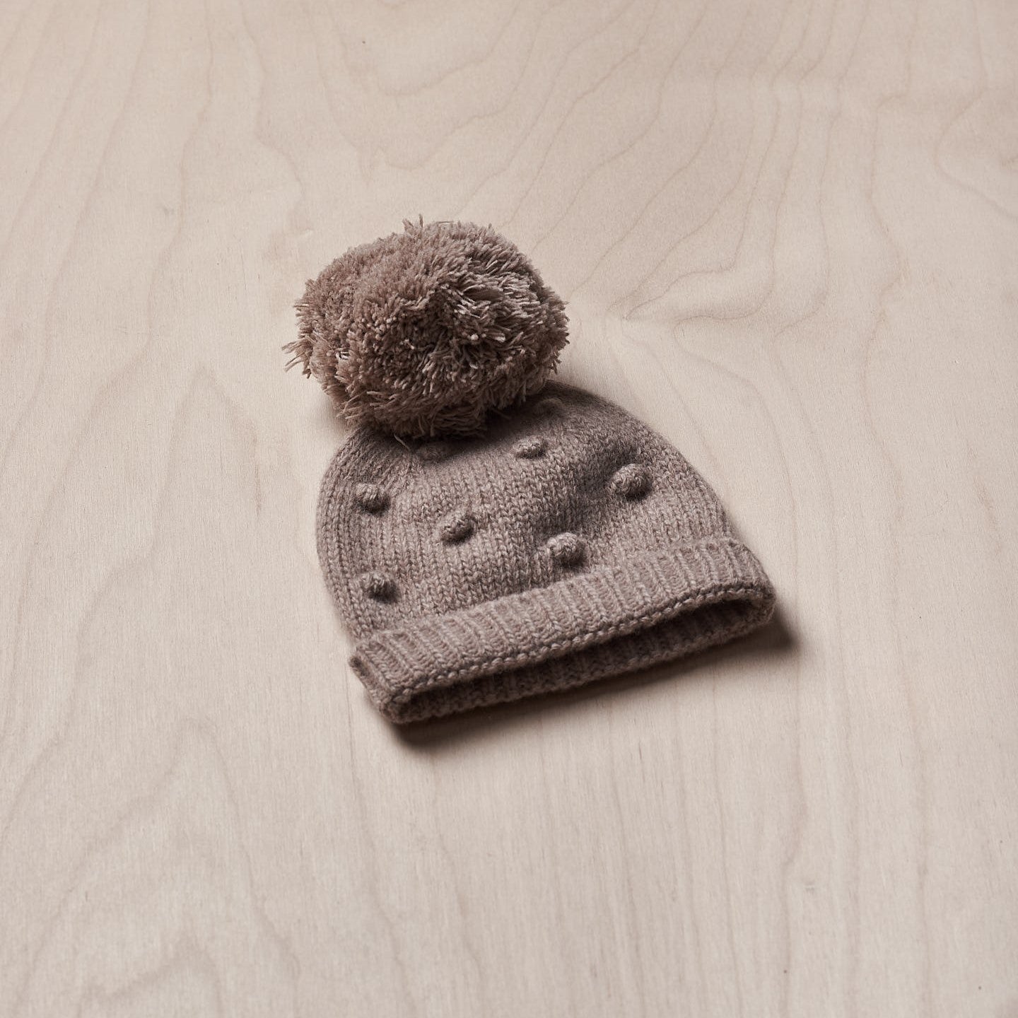 Gorro com pompom tricotado em lã | WINTER LOVE - Wedoble